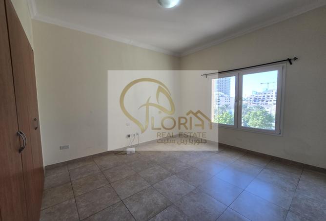 Apartment - 2 Bedrooms - 3 Bathrooms for sale in West Porto Drive - Porto Arabia - The Pearl Island - Doha