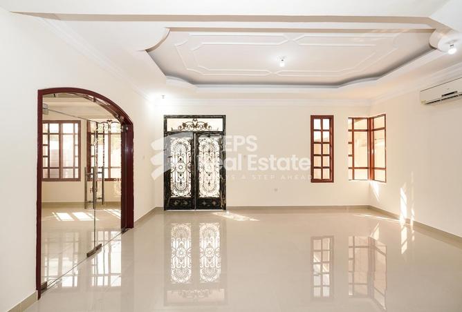 Villa - 5 Bedrooms - 5 Bathrooms for rent in Umm Al Seneem Street - Ain Khaled - Doha