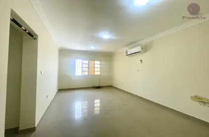 Apartment - 2 Bedrooms - 2 Bathrooms for rent in Thabit Bin Zaid Street - Al Mansoura - Doha