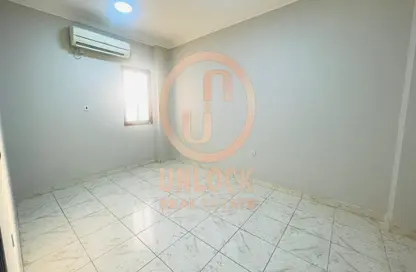 Apartment - 2 Bedrooms - 2 Bathrooms for rent in Building 12 - Abu Umama Street - Al Muntazah - Doha