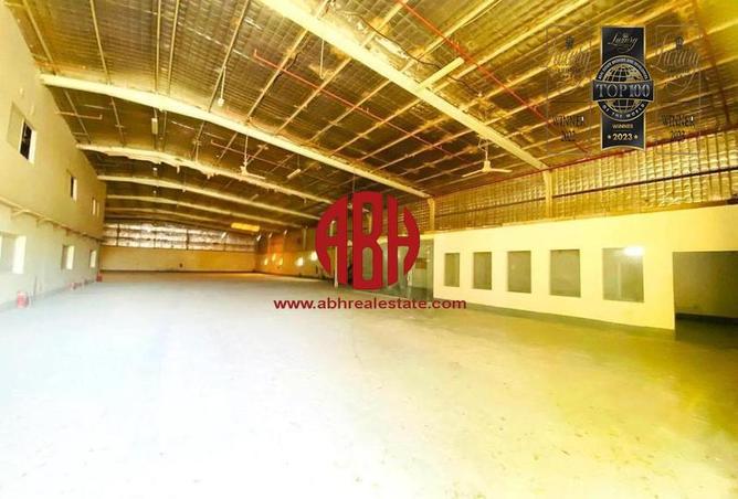 Warehouse - Studio - 4 Bathrooms for rent in Industrial Area 4 - Industrial Area - Industrial Area - Doha