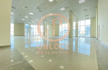 Show Room - Studio - 5 Bathrooms for rent in Najma street - Old Airport Road - Doha