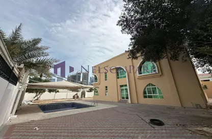 Villa - 4 Bedrooms - 5 Bathrooms for rent in Al Dafna - Doha