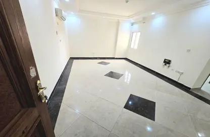 Apartment - 2 Bedrooms - 2 Bathrooms for rent in Umm Ghuwailina 4 - Umm Ghuwailina - Doha