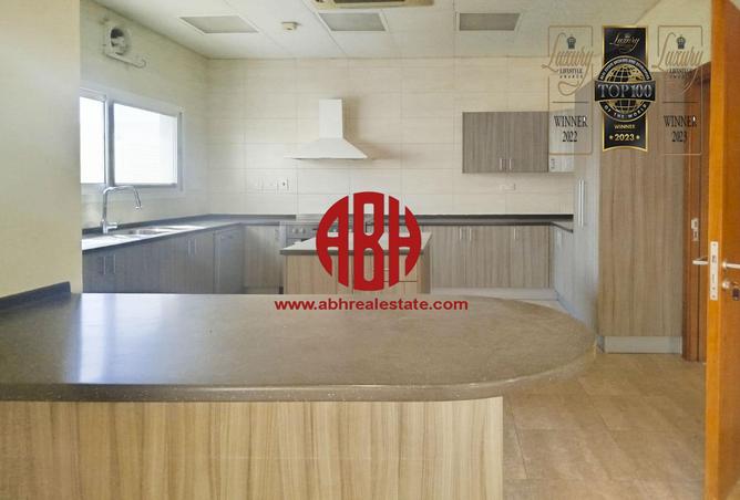 Villa - 4 Bedrooms - 5 Bathrooms for rent in Umm Al Seneem Street - Ain Khaled - Doha