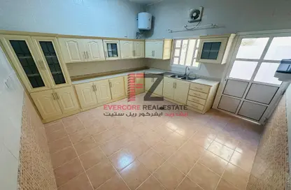 Villa - 5 Bedrooms - 5 Bathrooms for rent in Izghawa - Izghawa - Doha