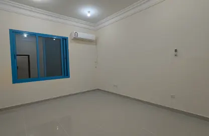 Apartment - 4 Bedrooms - 2 Bathrooms for rent in Fereej Kulaib - Doha