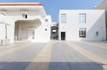 Villa - 6 Bedrooms - 7 Bathrooms for sale in Al Dafna - Al Dafna - Doha