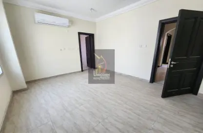 Staff Accommodation - Studio - 4 Bathrooms for rent in Wadi Al Shaheeniya Street - Ain Khaled - Doha