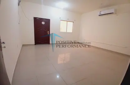 Apartment - 2 Bedrooms - 1 Bathroom for rent in Umm Al Seneem Street - Ain Khaled - Doha