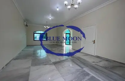 Villa - 5 Bedrooms - 3 Bathrooms for rent in Al Nuaija Street - Al Nuaija - Doha