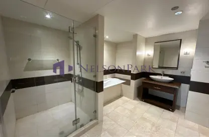 Apartment - 3 Bedrooms - 5 Bathrooms for rent in Tower 31 - Porto Arabia - The Pearl Island - Doha