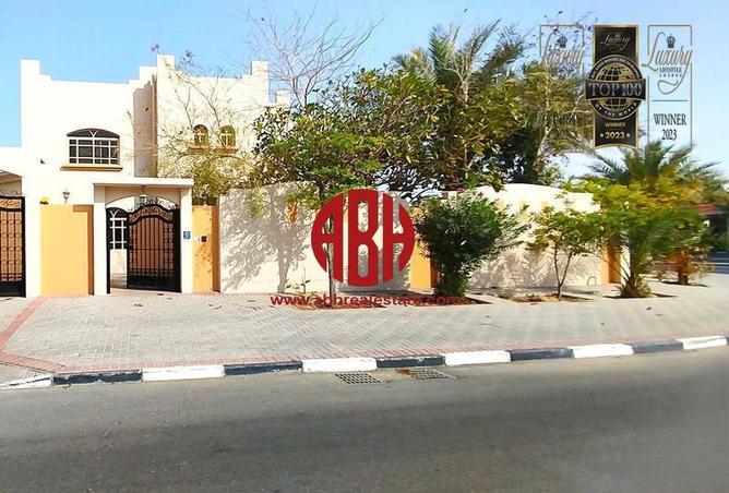 Villa - 5 Bedrooms - 6 Bathrooms for sale in Al Maamoura - Al Maamoura - Doha