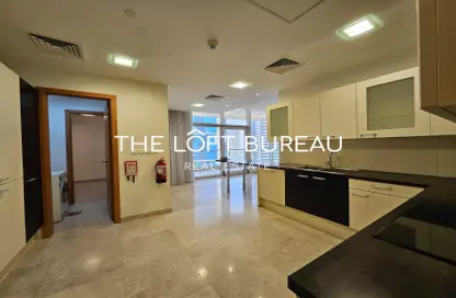 Apartment - 3 Bedrooms - 5 Bathrooms for rent in City Center Towers - West Bay - Doha