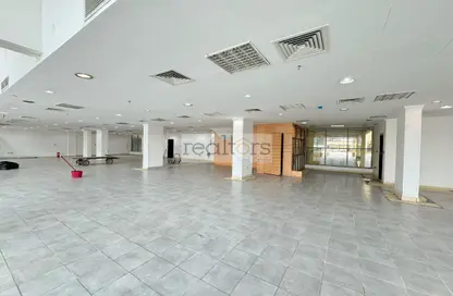 Show Room - Studio - 2 Bathrooms for rent in HCC Building - Najma - Doha