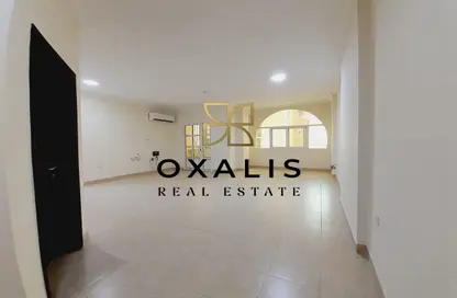 Apartment - 2 Bedrooms - 3 Bathrooms for rent in Salaja Street - Doha Al Jadeed - Doha