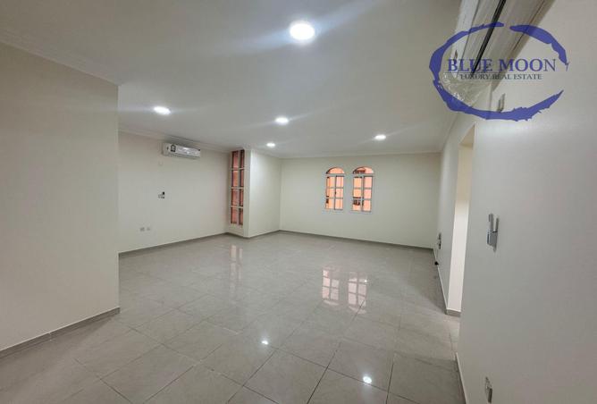 Apartment - 2 Bedrooms - 2 Bathrooms for rent in Al Nasr Street - Al Nasr - Doha