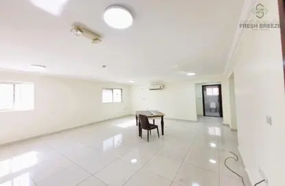 Apartment - 2 Bedrooms - 3 Bathrooms for rent in Umm Ghuwailina 4 - Umm Ghuwailina - Doha