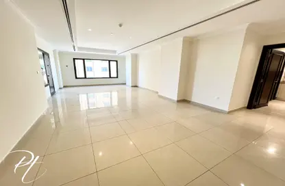 Apartment - 1 Bedroom - 2 Bathrooms for rent in Tower 18 - Porto Arabia - The Pearl Island - Doha