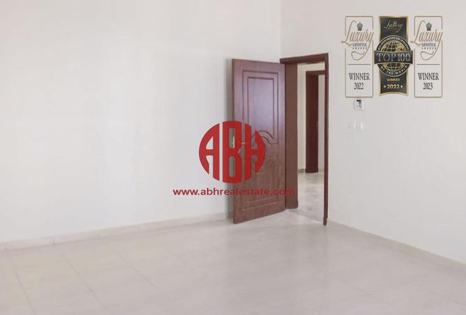 Compound - 3 Bedrooms - 5 Bathrooms for rent in Al Dana st - Muraikh - AlMuraikh - Doha