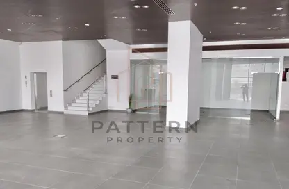 Show Room - Studio - 3 Bathrooms for rent in B-Ring Road - Doha