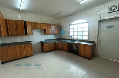 Villa - 5 Bedrooms - 4 Bathrooms for rent in Umm Al Seneem Street - Ain Khaled - Doha