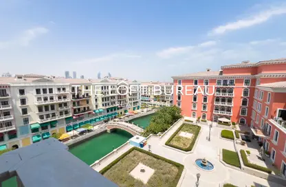 Apartment - 2 Bedrooms - 3 Bathrooms for rent in Mercato - Qanat Quartier - The Pearl Island - Doha