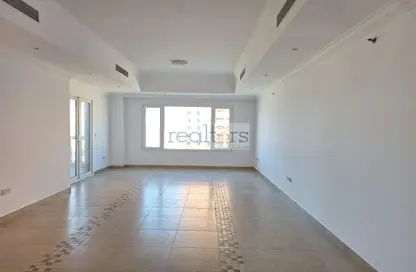 Apartment - 2 Bedrooms - 3 Bathrooms for rent in Tower 10 - Porto Arabia - The Pearl Island - Doha