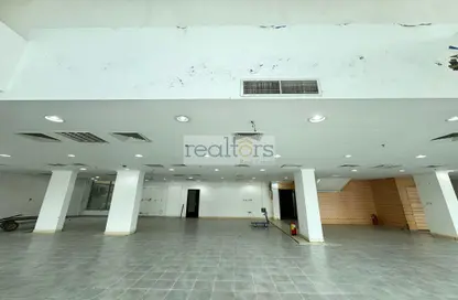 Show Room - Studio - 2 Bathrooms for rent in HCC Building - Najma - Doha