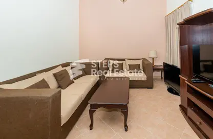 Apartment - 2 Bedrooms - 2 Bathrooms for rent in Umm Al Seneem Street - Ain Khaled - Doha