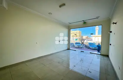 Shop - Studio - 1 Bathroom for rent in Salwa Road - Al Aziziyah - Doha